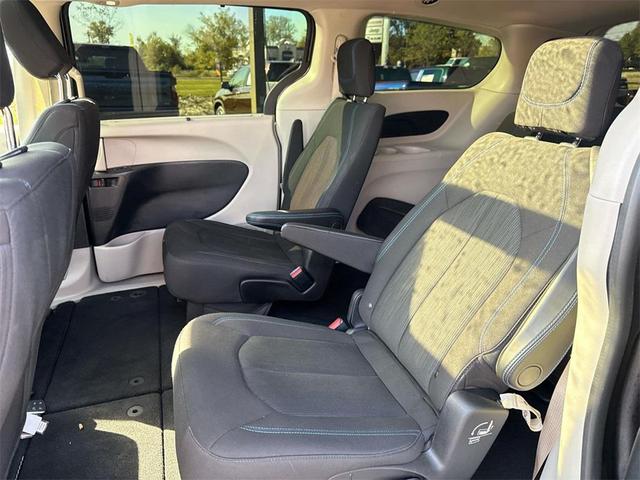 Photo of 2021 Brilliant Black Crystal Pearlcoat Chrysler Pacifica
