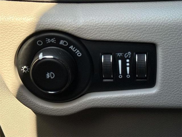 Photo of 2021 Brilliant Black Crystal Pearlcoat Chrysler Pacifica