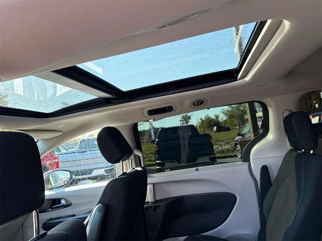 Photo of 2021 Brilliant Black Crystal Pearlcoat Chrysler Pacifica