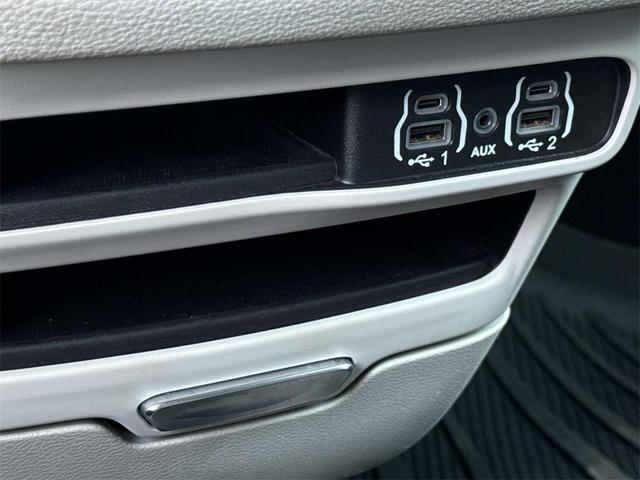 Photo of 2021 Brilliant Black Crystal Pearlcoat Chrysler Pacifica