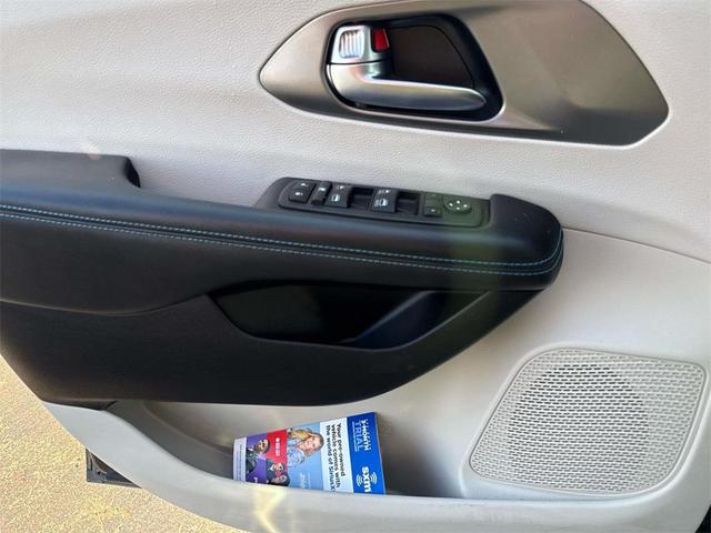 Photo of 2021 Brilliant Black Crystal Pearlcoat Chrysler Pacifica