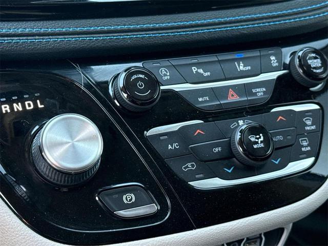 Photo of 2021 Brilliant Black Crystal Pearlcoat Chrysler Pacifica