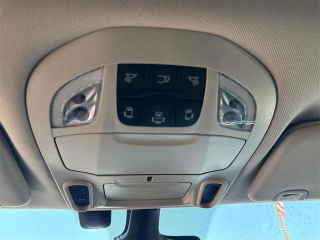 Photo of 2021 Brilliant Black Crystal Pearlcoat Chrysler Pacifica