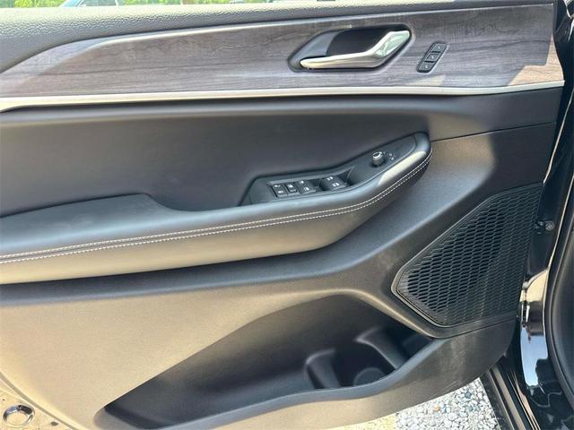Photo of 2025 Diamond Black Crystal Pearlcoat Jeep Grand Cherokee