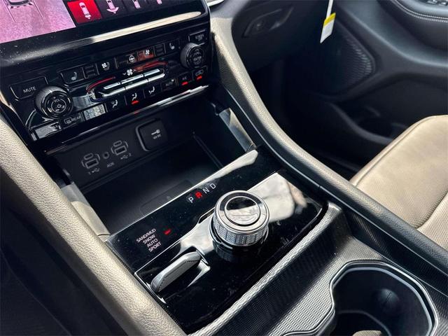 Photo of 2025 Diamond Black Crystal Pearlcoat Jeep Grand Cherokee
