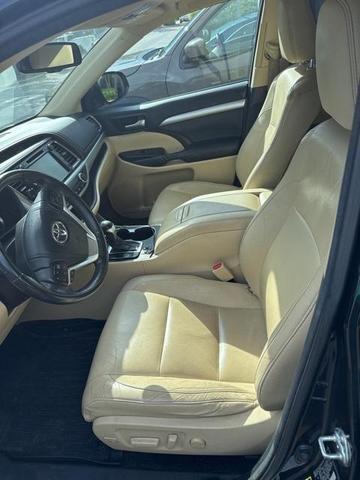 Photo of 2014 Attitude Black Metallic Toyota Highlander