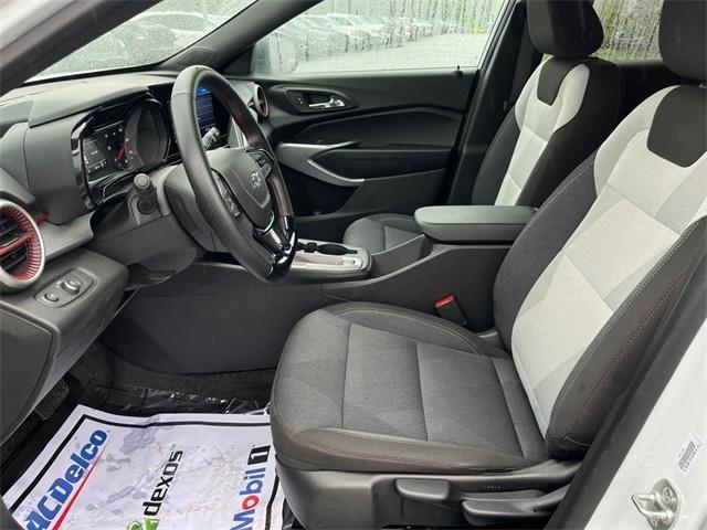 Photo of 2025 Summit White Chevrolet Trax