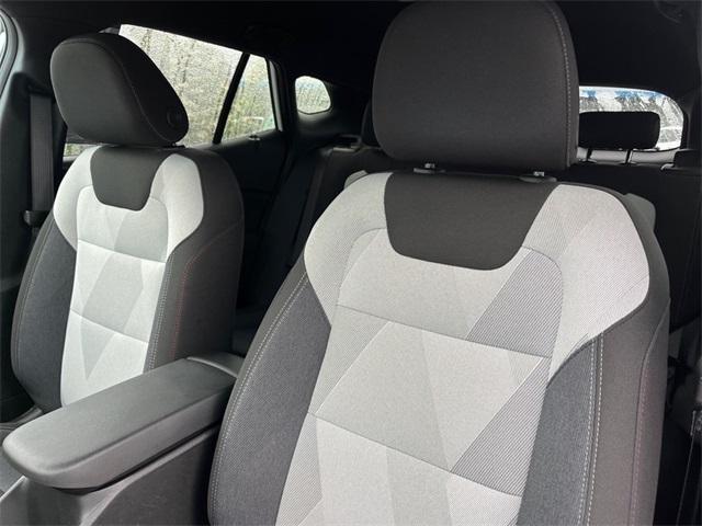 Photo of 2025 Summit White Chevrolet Trax