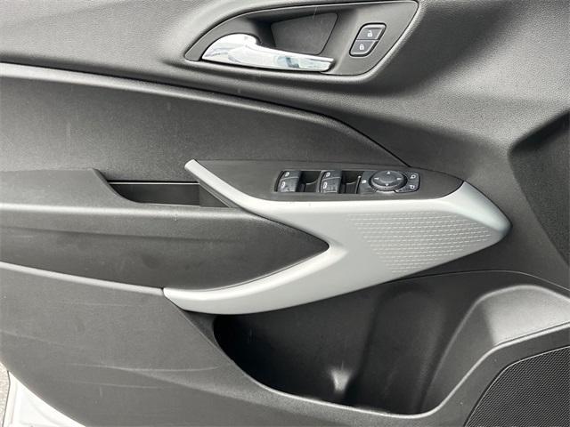 Photo of 2025 Summit White Chevrolet Trax