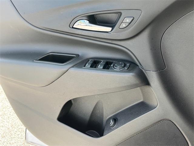 Photo of 2023 Summit White Chevrolet Equinox