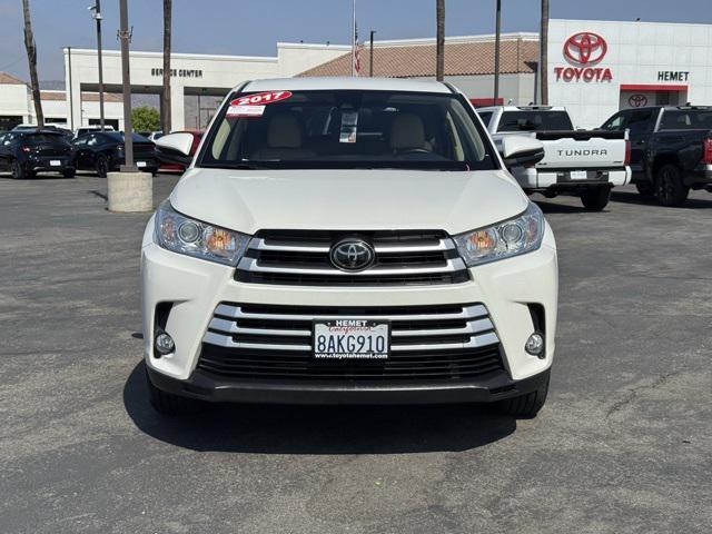 Photo of 2017 White Toyota Highlander