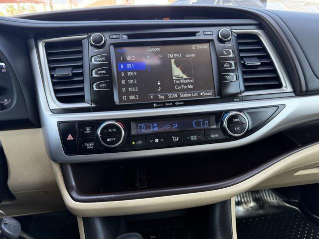 Photo of 2017 White Toyota Highlander
