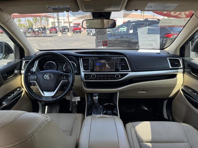 Photo of 2017 White Toyota Highlander