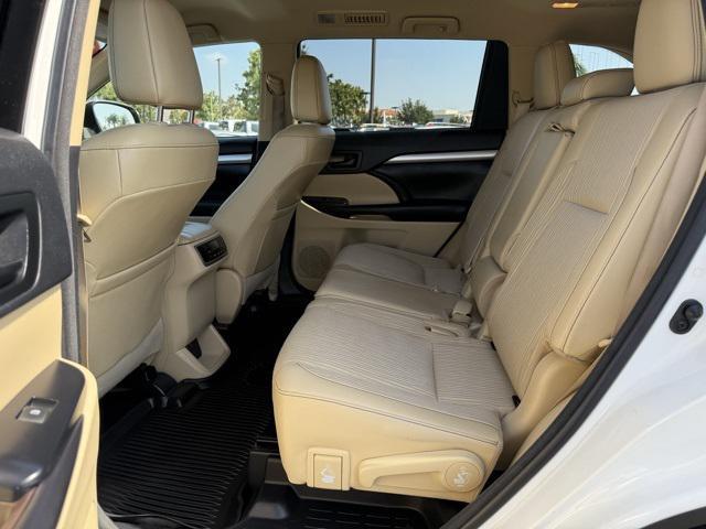 Photo of 2017 White Toyota Highlander