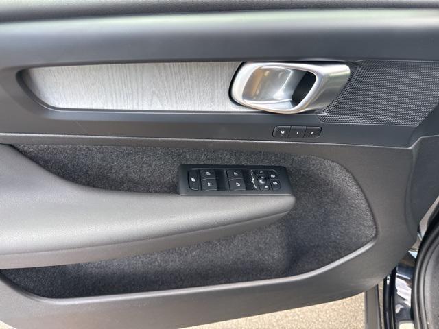 Photo of 2025 Onyx Black Volvo XC40