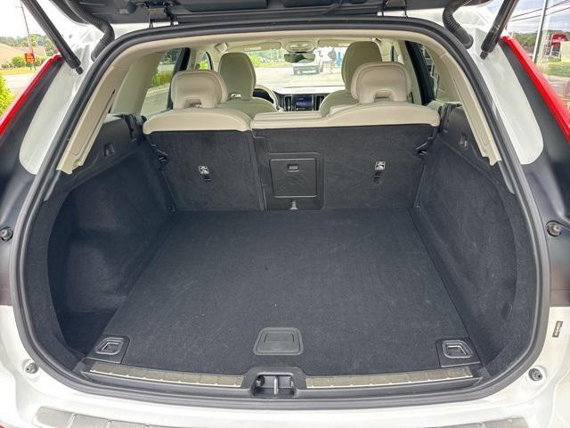 Photo of 2022 Crystal White Metallic Volvo XC60