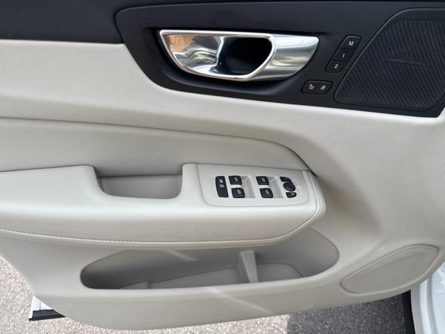 Photo of 2022 Crystal White Metallic Volvo XC60