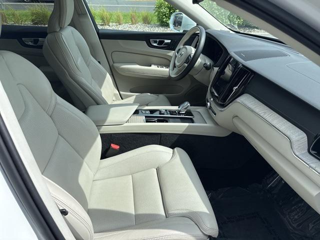 Photo of 2022 Crystal White Metallic Volvo XC60