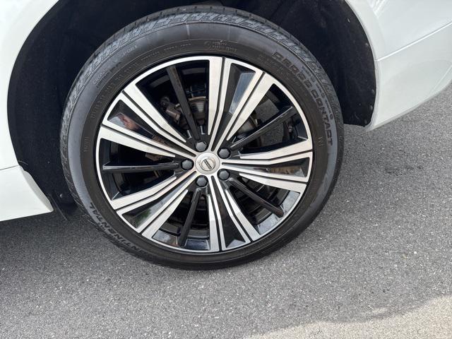 Photo of 2022 Crystal White Metallic Volvo XC60