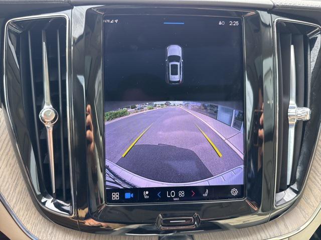 Photo of 2022 Crystal White Metallic Volvo XC60