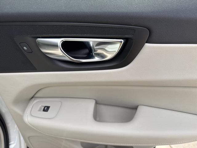 Photo of 2022 Crystal White Metallic Volvo XC60