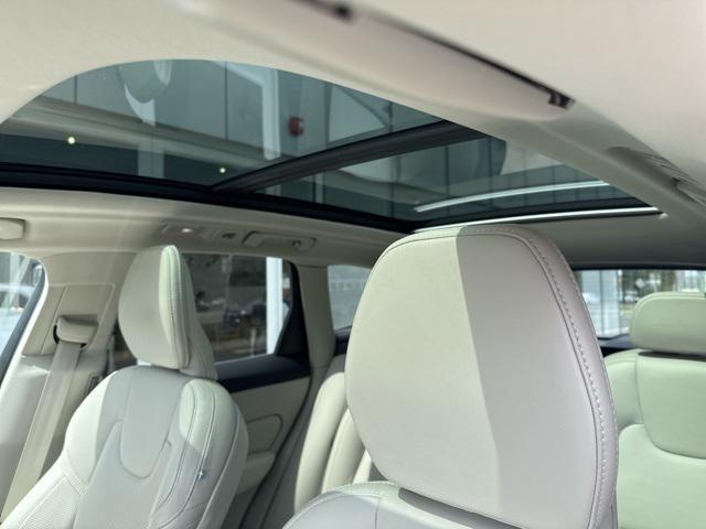 Photo of 2022 Crystal White Metallic Volvo XC60