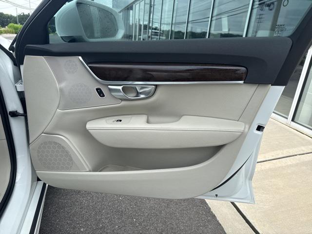 Photo of 2020 Crystal White Metallic Volvo S90