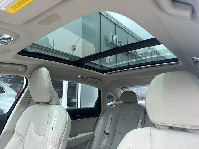 Photo of 2020 Crystal White Metallic Volvo S90