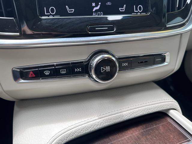 Photo of 2020 Crystal White Metallic Volvo S90