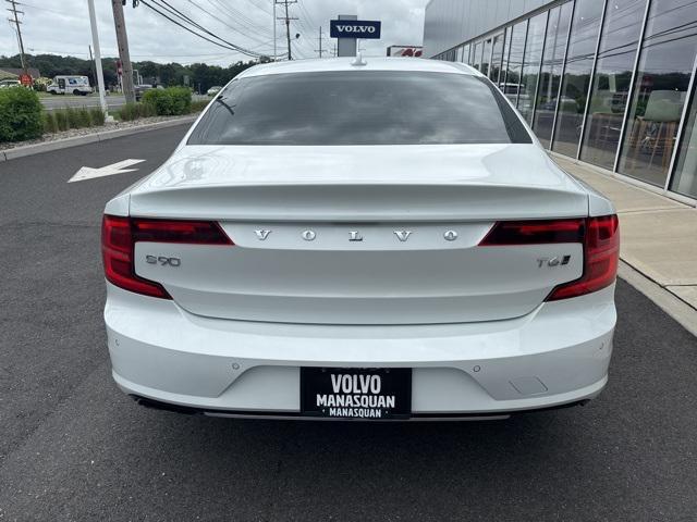 Photo of 2020 Crystal White Metallic Volvo S90