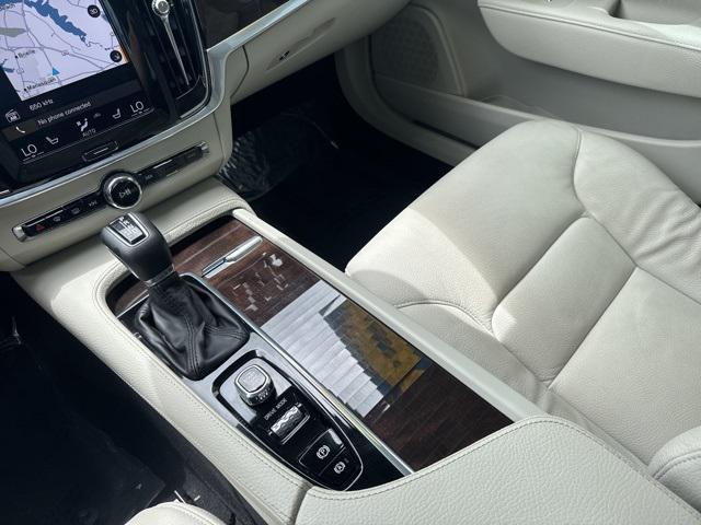 Photo of 2020 Crystal White Metallic Volvo S90