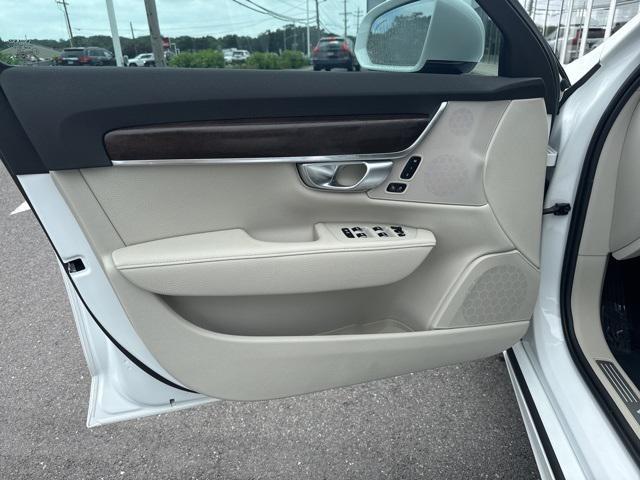 Photo of 2020 Crystal White Metallic Volvo S90