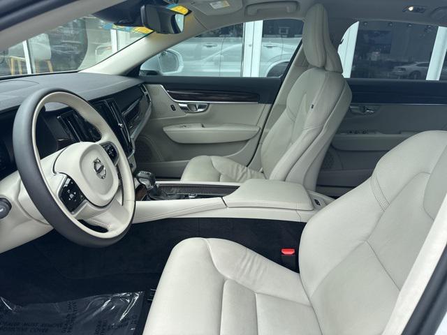 Photo of 2020 Crystal White Metallic Volvo S90