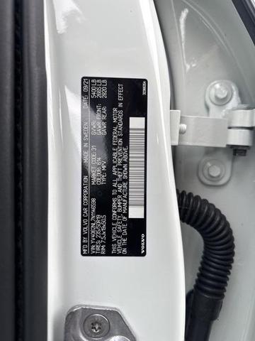 Photo of 2022 White Volvo V90 Cross Country