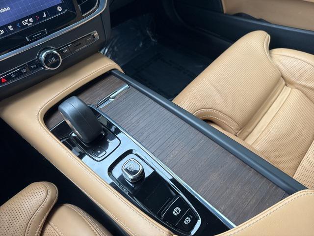 Photo of 2022 White Volvo V90 Cross Country