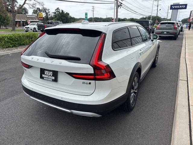 Photo of 2022 White Volvo V90 Cross Country