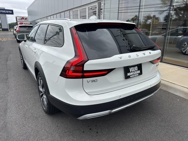 Photo of 2022 White Volvo V90 Cross Country