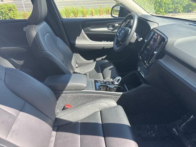 Photo of 2025 Crystal White Volvo XC40