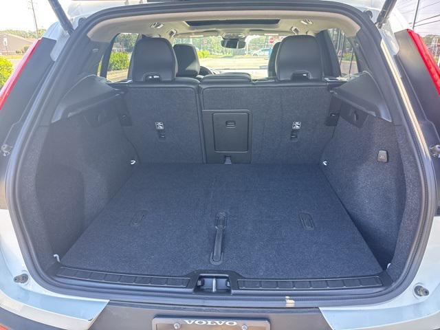 Photo of 2025 Crystal White Volvo XC40