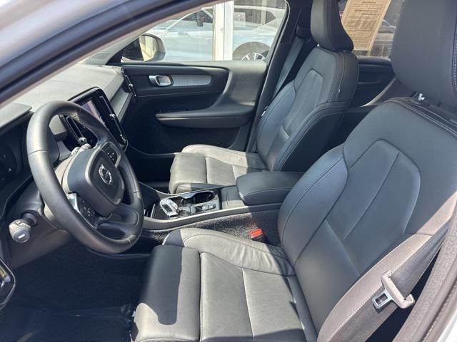 Photo of 2025 Crystal White Volvo XC40