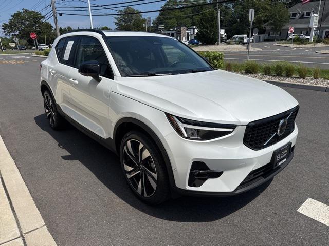 Photo of 2025 Crystal White Volvo XC40