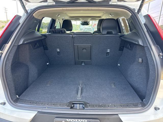 Photo of 2025 Crystal White Volvo XC40
