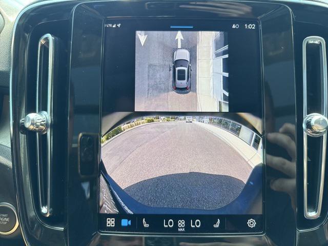 Photo of 2025 Crystal White Volvo XC40