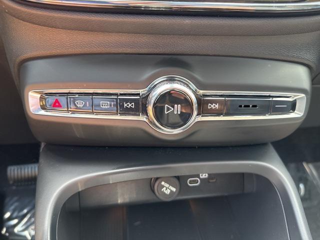 Photo of 2025 Crystal White Volvo XC40