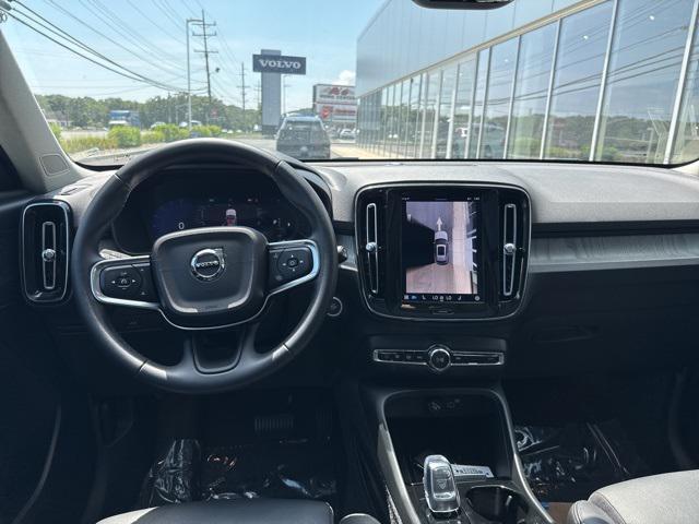 Photo of 2025 Crystal White Volvo XC40