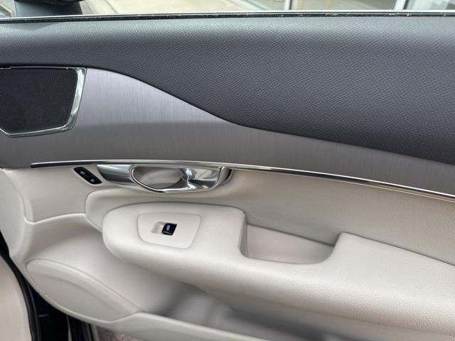 Photo of 2022 Onyx Black Metallic Volvo XC90