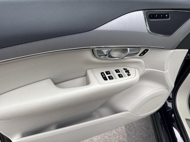 Photo of 2022 Onyx Black Metallic Volvo XC90