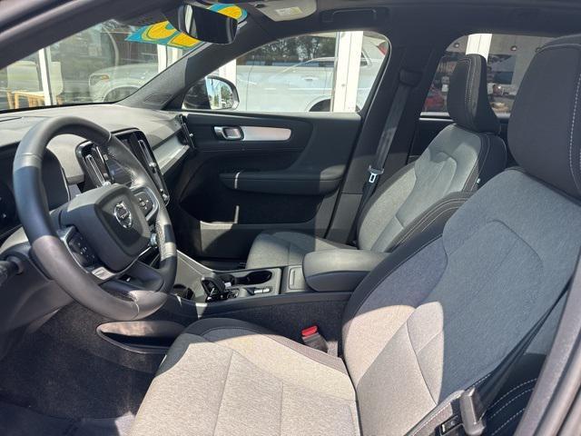 Photo of 2025 Onyx Black Metallic Volvo XC40