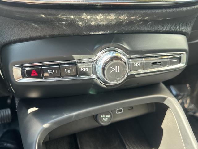 Photo of 2025 Onyx Black Metallic Volvo XC40