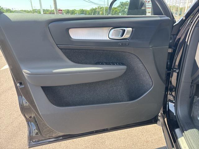 Photo of 2025 Onyx Black Metallic Volvo XC40